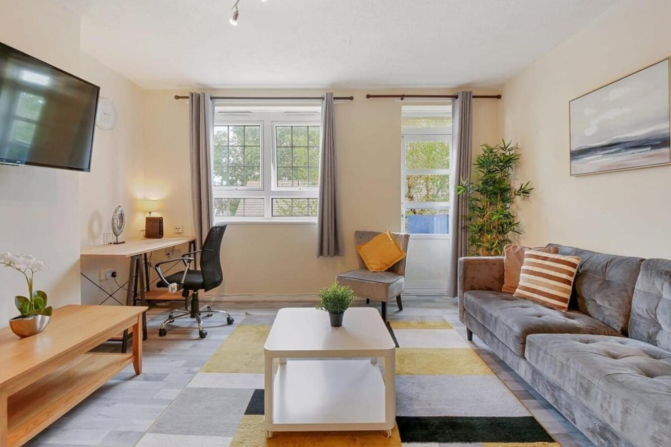 The Serene 2-Bedroom Flat W Free Street Parking Sutton  Exterior photo